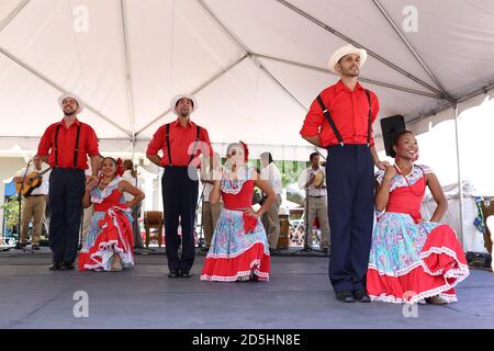 Le coppie vestite con costumi tradizionali posano dopo la danza sul palco nel centro di San Juan, Porto Rico. Foto Stock