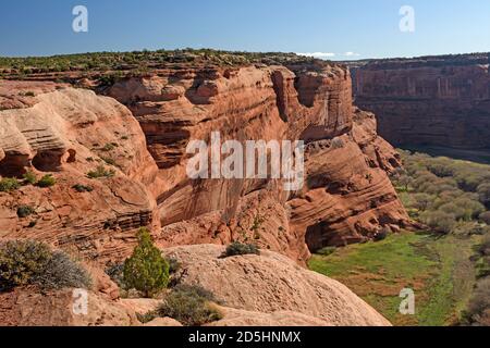 Il Red Rock pareti di un canyon remoto om Canyon De Chelly in Arizona Foto Stock