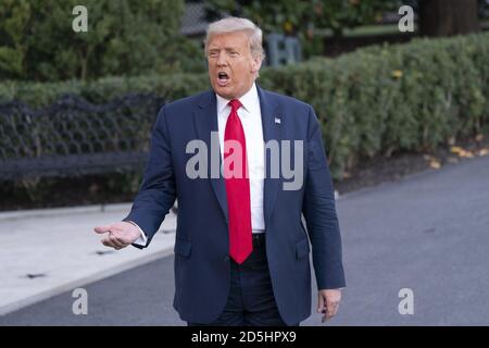 Washington, Stati Uniti. 13 ottobre 2020. Stati Uniti: Il presidente degli Stati Uniti Donald Trump grida ai media quando lascia la Casa Bianca, in testa per un evento politico a Johnstown, Pennsylvania, martedì 13 ottobre 2020. Foto di Chris Kleponis/UPI Credit: UPI/Alamy Live News Foto Stock
