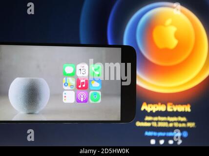 In questa illustrazione fotografica il nuovo HomePod Mini viene visualizzato sullo schermo di uno smartphone. Foto Stock