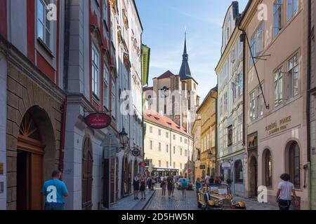 Praha: Lane Husova, pub U Zlatého tygra, Chiesa di San Giles (Kostel sv. Jiljí) a stare Mesto, la città vecchia, Praha, Prag, Praga, ceco Foto Stock