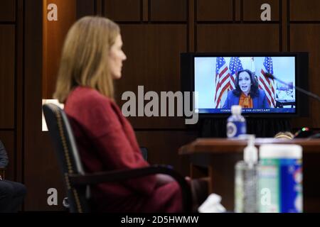 Washington, Stati Uniti. 13 ottobre 2020. Kamala Harris, D-Calif., candidato presidenziale democratico, parla praticamente durante un'audizione di conferma del candidato alla Corte Suprema Amy Coney Barrett dinanzi al Comitato giudiziario del Senato, martedì 13 ottobre 2020, a Capitol Hill a Washington. Foto in piscina di Patrick Semansky/UPI Credit: UPI/Alamy Live News Foto Stock