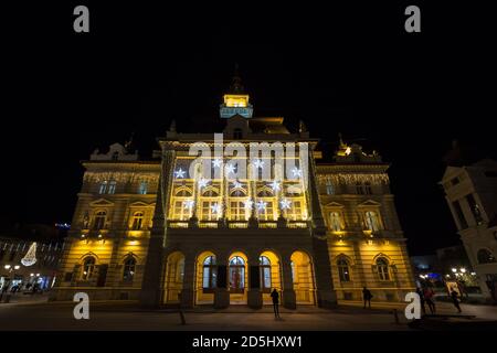 NOVI SAD, SERBIA - 18 NOVEMBRE 2016: Piazza Trg Slobode con il municipio, o Gradska Kuca, in novi Sad, seconda città più grande della Serbia, di notte, w Foto Stock