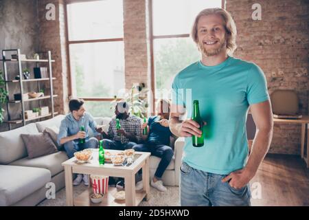 Ritratto di quattro simpatici e simpatici incontri di ragazzi divertirsi trascorrendo del tempo libero bevendo birra artigianale lager accogliente comfort at Foto Stock