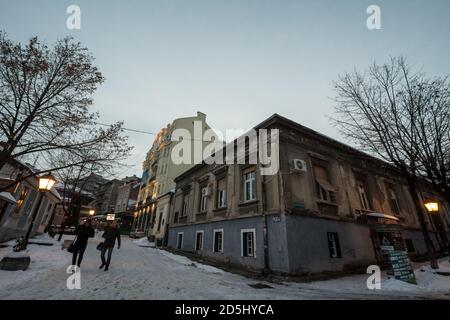 BELGRADO, SERBIA - 27 GENNAIO 2019: Via Skadarlija (conosciuta anche come Skadarska) in inverno sotto la neve con i suoi tipici caffè lastricati Foto Stock