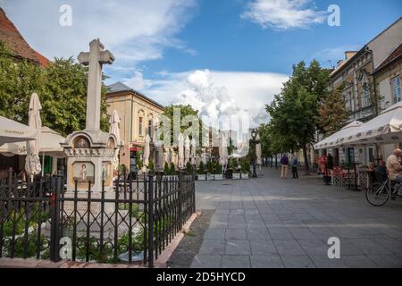 BELGRADO, SERBIA - 17 GIUGNO 2018: Calvario Cattolico con una croce su Veliki trg, la piazza principale di Zemun. Zemun è un sobborgo di Belgrado, un punto di riferimento f Foto Stock