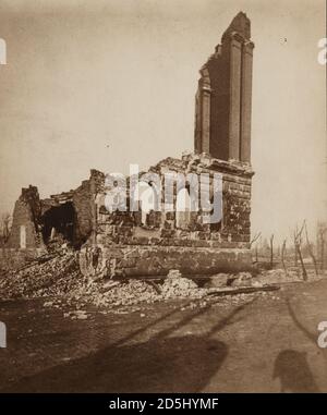 Vista delle rovine dell'edificio della Chicago Historical Society dopo il fuoco di Chicago del 1871. La Società si trovava a Ontario e Dearborn Streets. Foto Stock