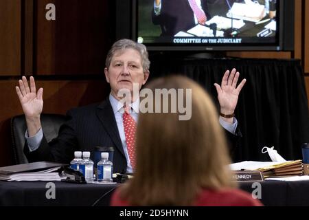 Washington, Stati Uniti. 13 ottobre 2020. Il senatore John Kennedy, R-LA, parla durante un'audizione di conferma del Comitato giudiziario del Senato del candidato della Corte Suprema Amy Coney Barrett Washington, DC martedì 13 ottobre 2020. Foto in piscina di Stefani Reynolds/UPI Credit: UPI/Alamy Live News Foto Stock