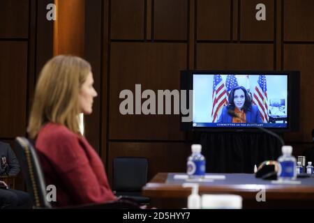 Washington, DC, Stati Uniti. 13 ottobre 2020. Kamala Harris, D-Calif., candidato presidenziale democratico, parla praticamente durante un'audizione di conferma del candidato alla Corte Suprema Amy Coney Barrett dinanzi al Comitato giudiziario del Senato, martedì 13 ottobre 2020, a Capitol Hill a Washington. (Foto di Patrick Semansky/Pool/Sipa USA) Credit: Sipa USA/Alamy Live News Foto Stock