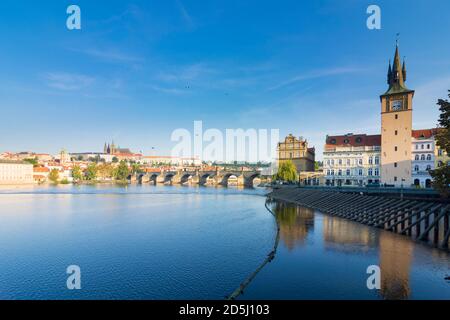 Praha: Ponte Carlo (Karlův Most, Karlsbrücke), Moldava fiume, vista a Mala Strana (Mala Strana), Castello di Praga e Cattedrale di San Vito, Tow Foto Stock