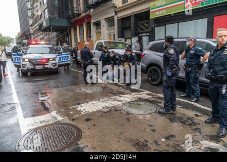 New York, NY - 13 ottobre 2020: La polizia arrestata emotivamente distorce l'uomo senza tetto e ha chiamato EMS per ottenerlo aiuto su Murray Street Foto Stock