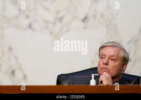 Il senatore degli Stati Uniti Lindsey Graham (Repubblicano della Carolina del Sud), Presidente del Comitato giudiziario del Senato degli Stati Uniti, ascolta durante l'audizione di conferma per il candidato della Corte Suprema Amy Coney Barrett davanti al Comitato giudiziario del Senato, martedì 13 ottobre 2020, su Capitol Hill a Washington.Credit: Patrick Semansky /Pool via CNP | Usage Worldwide Foto Stock