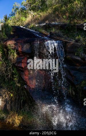 Vista ravvicinata della cascata di Mato Limpo con acque cristalline che scorrono e cadono sulle formazioni rocciose. Cascade situato a Cunha, San Paolo - Brasile Foto Stock