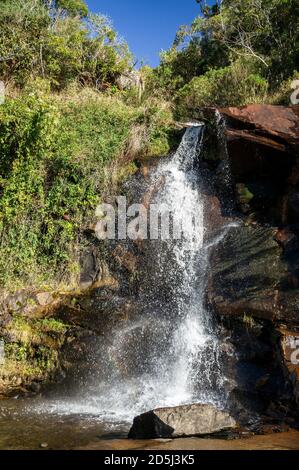 Vista ravvicinata della cascata di Mato Limpo con acque cristalline che scorrono e che spruzzano sulle formazioni rocciose. Cascata a Cunha, San Paolo - Brasile. Foto Stock