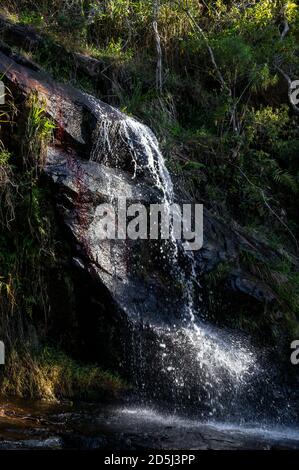 Vista ravvicinata della cascata di Mato Limpo con acque cristalline che scorrono e cadono sulle formazioni rocciose. Cascade situato a Cunha, San Paolo - Brasile Foto Stock