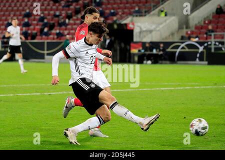 Colonia. 14 ottobre 2020. Kai Havertz (fronte) della Germania spara durante la partita della UEFA Nations League contro la Svizzera a Colonia, Germania, 13 ottobre 2020. Credit: Xinhua/Alamy Live News Foto Stock