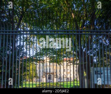Praha: Palazzo del Palais Lobkowicz, oggi Ambasciata della Germania, recinzione in giardino in cui i rifugiati della Germania dell'Est stavano campeggiando a Mala Strana, Città minore, Foto Stock