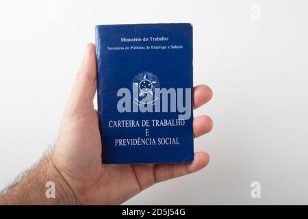 Bahia, Brasile. 13 ottobre 2020. Permesso di lavoro brasiliano. Scritto nel Ministero portoghese del lavoro. Portafoglio di lavoro e sicurezza sociale Foto Stock