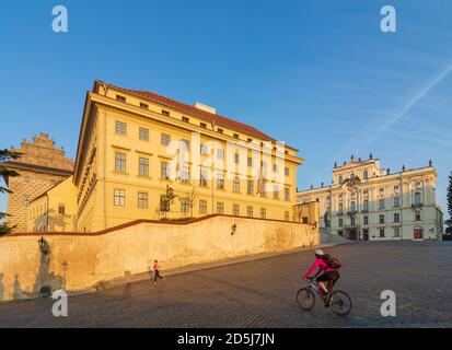 Praha: Palazzo Salm (Salmovsky palac), parte della Galleria Nazionale di Praga (a sinistra), Palazzo dell'Arcivescovo (a destra), piazza Hradcanske namesti in Hradcany, Cast Foto Stock