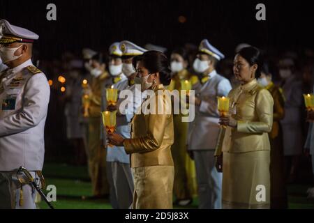 Bangkok, Thailandia. 13 ottobre 2020. Ufficiale tailandese visto tenere candele durante la cerimonia del quarto anniversario che segna la morte del defunto re tailandese Bhumibol Adulyadej (Rama 9). Credit: SOPA Images Limited/Alamy Live News Foto Stock