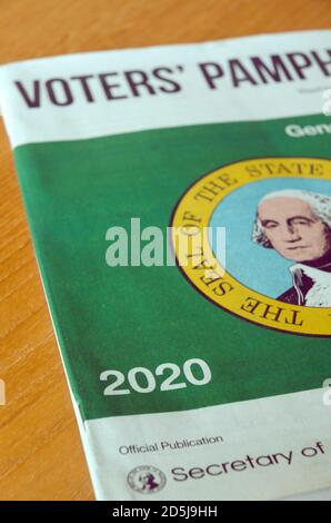 Il Pamphlet degli elettori, pubblicato dall'ufficio del Segretario di Stato di Washington, ha informazioni sui candidati e sulle misure a livello statale per il pubblico. Foto Stock