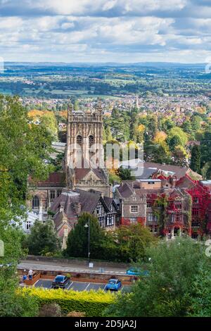 Great Malvern Priory e l'Abbey Hotel in autunno. Great Malvern, Worcestershire, Inghilterra Foto Stock