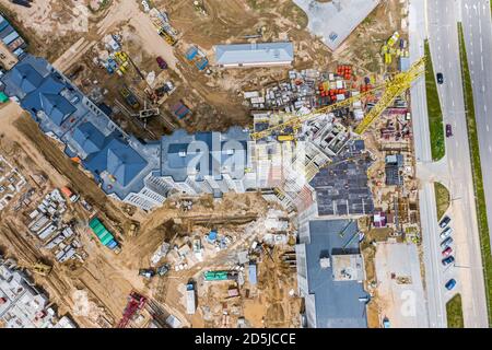 Vista aerea su un cantiere in un quartiere recentemente sviluppato a Minsk, Bielorussia Foto Stock