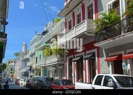 Edificio storico su Calle del Cristo tra Calle de San Francisco e Calle de la Fortaleza nella Vecchia San Juan, Puerto Rico. Foto Stock