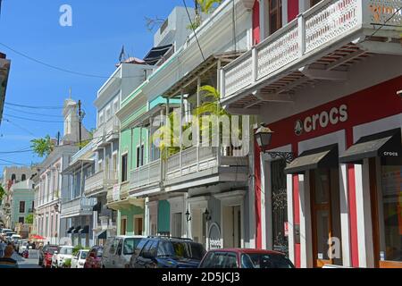 Edificio storico su Calle del Cristo tra Calle de San Francisco e Calle de la Fortaleza nella Vecchia San Juan, Puerto Rico. Foto Stock