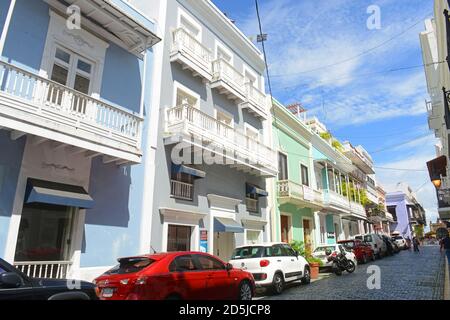 Edificio storico su Calle del Cristo a Calle de San Francisco nella Vecchia San Juan, Puerto Rico. Foto Stock