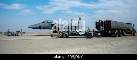 Gli aeristi del 389esimo Squadrone dei combattenti e del 366esimo Squadrone di prontezza di logistica eseguono un turno di combattimento integrato (ICT) su un'aquila di Sciopero F-15E all'aeronautica domestica di montagna, Idaho, 7 ottobre 2020. Le TIC sono una pratica rapida di riarmo e rifornimento in cui sia le truppe di armi che i combustibili lavorano fianco a fianco per trasformare gli aerei e farli tornare nel cielo. (STATI UNITI Air Force foto di Senior Airman Janae Capuno) Foto Stock