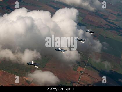 Piloti istruttori della 8° formazione Flying Training Squadron pratica volo 24 luglio 2020, nel cielo sopra Oklahoma. I piloti istruttori conducono regolarmente la formazione continua per mantenere la loro valutazione dell'istruttore. (STATI UNITI Foto Air Force di Senior Airman Taylor Crul) Foto Stock