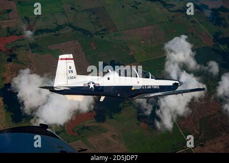 Piloti istruttori della 8° formazione Flying Training Squadron pratica volo 21 luglio 2020, nel cielo sopra Oklahoma. I piloti istruttori conducono regolarmente la formazione continua per mantenere la loro valutazione dell'istruttore. (STATI UNITI Foto Air Force di Senior Airman Taylor Crul) Foto Stock