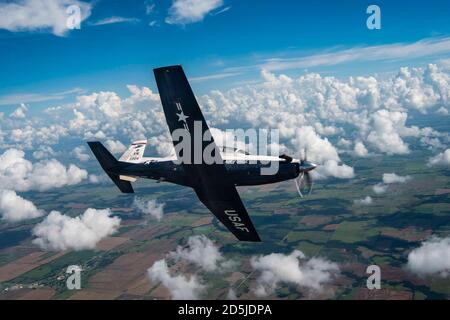 Piloti istruttori della 8° formazione Flying Training Squadron pratica volo 21 luglio 2020, nel cielo sopra Oklahoma. I piloti istruttori conducono regolarmente la formazione continua per mantenere la loro valutazione dell'istruttore. (STATI UNITI Foto Air Force di Senior Airman Taylor Crul) Foto Stock