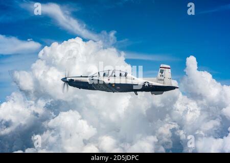 Piloti istruttori della 8° formazione Flying Training Squadron pratica volo 21 luglio 2020, nel cielo sopra Oklahoma. I piloti istruttori conducono regolarmente la formazione continua per mantenere la loro valutazione dell'istruttore. (STATI UNITI Foto Air Force di Senior Airman Taylor Crul) Foto Stock