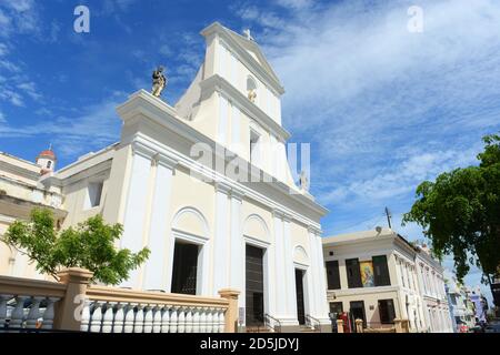 La cattedrale di San Juan Bautista è una cattedrale cattolica romana situata nella città vecchia di San Juan, Puerto Rico. Questa chiesa è stata costruita nel 1521 ed è la più antica chiesa di Th Foto Stock