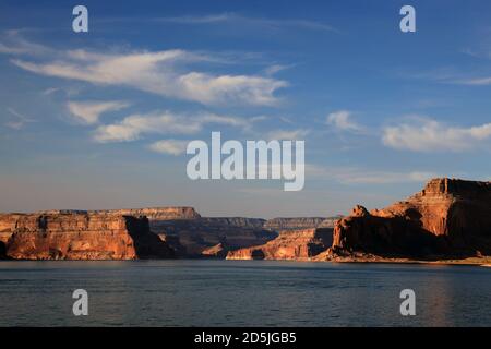 Lago Powell, Arizona, Stati Uniti. 13 Agosto 2020. Il lago Powell è un lago artificiale situato sul fiume Colorado, nell'area ricreativa nazionale di Glen Canyon, a cavallo di due stati occidentali, lo Utah e l'Arizona. E' un importante luogo di vacanza, che si estende dall'inizio del Grand Canyon in Arizona allo Utah meridionale, la Glen Canyon National Recreation Area è circondata da vedute panoramiche, geologia unica e 10,000 anni di storia umana. Le attività includono nautica da diporto, pesca, escursioni. Il lago Powell è il secondo lago artificiale più grande degli Stati Uniti ed è una destinazione di prim'ordine per le gite in barca. Rischio di carenza di acqua contin Foto Stock