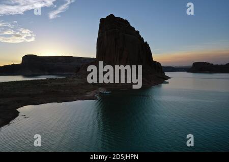 Lago Powell, Arizona, Stati Uniti. 13 Agosto 2020. Vista aerea di Last Chance Bay e houseboat sul lago Powell. Il lago Powell è un lago artificiale situato sul fiume Colorado, nell'area ricreativa nazionale di Glen Canyon, a cavallo di due stati occidentali, lo Utah e l'Arizona. E' un importante luogo di vacanza, che si estende dall'inizio del Grand Canyon in Arizona allo Utah meridionale, la Glen Canyon National Recreation Area è circondata da vedute panoramiche, geologia unica e 10,000 anni di storia umana. Le attività includono nautica da diporto, pesca, escursioni. Lago Powell, è il secondo lago artificiale più grande degli Stati Uniti, ed è un Foto Stock