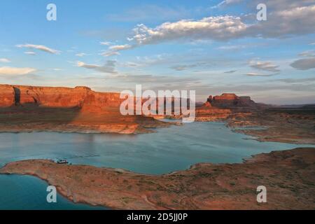 Lago Powell, Arizona, Stati Uniti. 13 Agosto 2020. Vista aerea di Last Chance Bay sul lago Powell. Il lago Powell è un lago artificiale situato sul fiume Colorado, nell'area ricreativa nazionale di Glen Canyon, a cavallo di due stati occidentali, lo Utah e l'Arizona. E' un importante luogo di vacanza, che si estende dall'inizio del Grand Canyon in Arizona allo Utah meridionale, la Glen Canyon National Recreation Area è circondata da vedute panoramiche, geologia unica e 10,000 anni di storia umana. Le attività includono nautica da diporto, pesca, escursioni. Lago Powell, è il secondo lago artificiale più grande degli Stati Uniti, ed è un boati Premier Foto Stock