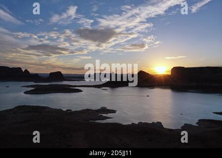 Lago Powell, Arizona, Stati Uniti. 13 Agosto 2020. Vista aerea di Last Chance Bay sul lago Powell. Il lago Powell è un lago artificiale situato sul fiume Colorado, nell'area ricreativa nazionale di Glen Canyon, a cavallo di due stati occidentali, lo Utah e l'Arizona. E' un importante luogo di vacanza, che si estende dall'inizio del Grand Canyon in Arizona allo Utah meridionale, la Glen Canyon National Recreation Area è circondata da vedute panoramiche, geologia unica e 10,000 anni di storia umana. Le attività includono nautica da diporto, pesca, escursioni. Lago Powell, è il secondo lago artificiale più grande degli Stati Uniti, ed è un boati Premier Foto Stock