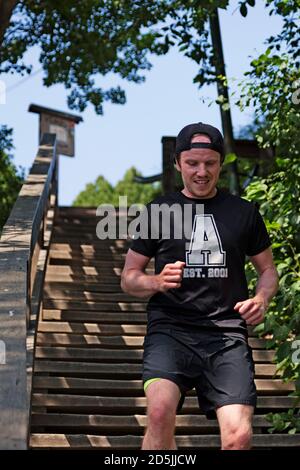 Umea, Norrland Svezia - 20 giugno 2020: Giovane uomo che si esercita sulle scale all'aperto Foto Stock