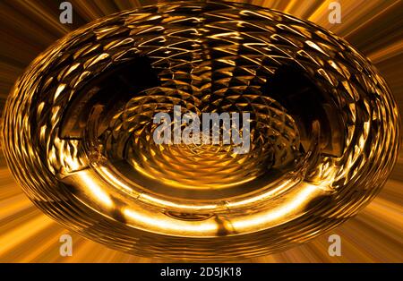 Vaso astratto in cristallo di vetro con distorsioni nei colori dell'oro. Foto Stock