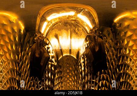 Astrazione di cristallo di vetro con distorsioni nei colori dell'oro. Foto Stock