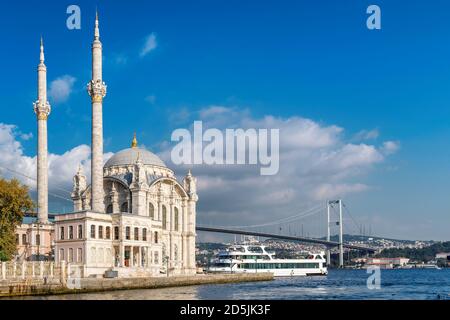 La moschea di Ortakoy e il ponte sul Bosforo a Istanbul, Turchia Foto Stock