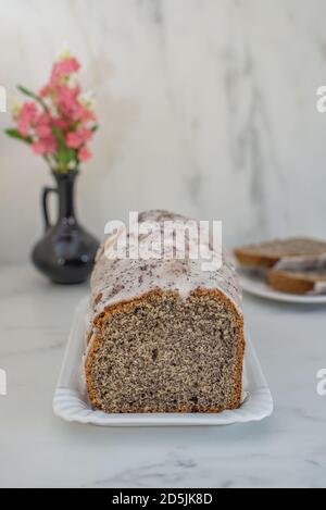 Torta con semi di papavero e scorza di limone Foto Stock