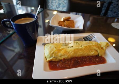 Primo piano di Omelet con salsa a Taipei, Taiwan Foto Stock