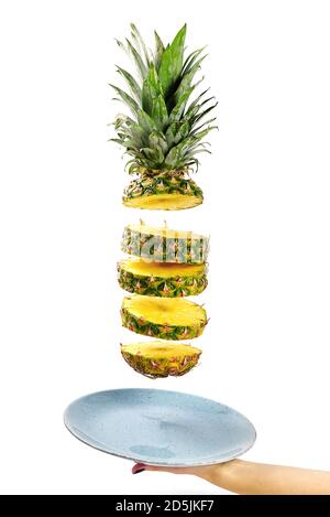 Ananas fresco. Ananas affettato, levita nell'aria. Concetto di umore estivo su sfondo bianco, isolare. Frutta tropicale. Foto Stock