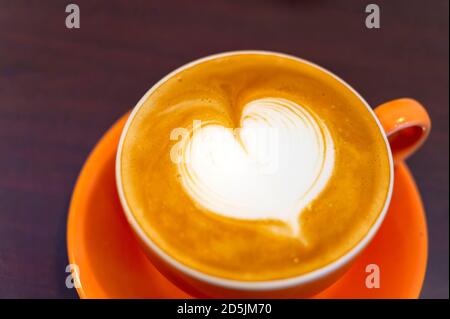 Primo piano di un caffè latte art a forma di cuore a Taipei, Taiwan Foto Stock