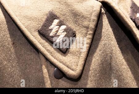 WW2 tedesco Waffen-SS insegne militari sulla SS uniforme di mimetizzazione Foto Stock
