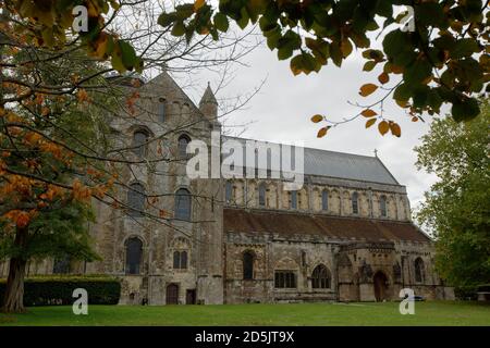 ROMSEY, HAMPSHIRE, REGNO UNITO 13 OTTOBRE 2020. Romsey Abbey dove la nuova 'finestra di chiamata' raffigurante l'infermiera e il riformatore sociale, Florence Nightingale è stato installato a Romsey, Hampshire, Regno Unito Martedì 13 ottobre 2020. Creata dall'artista Sophie Hacker, la vetrata è una celebrazione della "Signora della lampada" nata 200 anni fa quest'anno. Un servizio per celebrare l'occasione è stato rinviato a causa della pandemia di Covid ed è riprogrammato per il 16 maggio 2021. Nightingale è cresciuto nel vicino Embley Park, vicino a Romsey, Hampshire Photograph Credit: Luke MacGregor/Alamy Live News Foto Stock